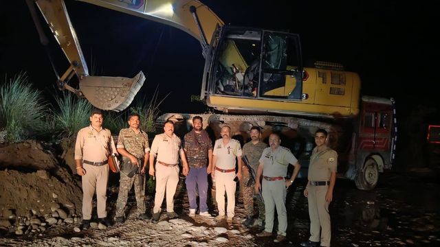 हिमाचल में रात के अंधेरे में खनन कर रहा था पंजाब का माफिया, नूरपुर पुलिस ने जब्त की मशीनरी और ट्रक