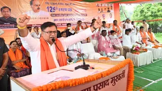 डा. श्यामा प्रसाद मुखर्जी की जयंती पर सिंदरी में आयोजित समारोह को सबोधित करते केंद्रीय शिक्षा राज्य मंत्री सुकांत मजूमदार। (फोटो जागरण)
