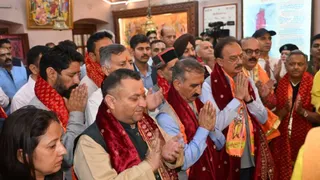 हिमाचल प्रदेश के मुख्यमंत्री सुखविन्द्र सिंह सुक्खू व अन्य नेता जाखू मंदिर में माथा टेकते हुए।