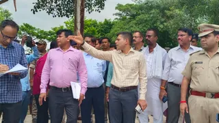 टूटे कांवड़ स्टैंड देख बिफरे बांका डीएम