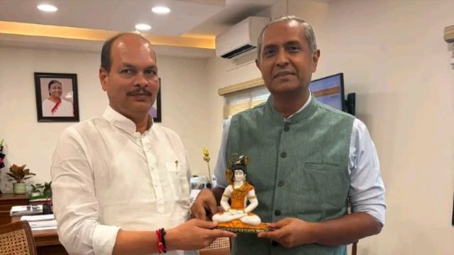 भागलपुर-पटना के बीच नई सुपरफास्ट ट्रेन की मांग, रेलवे बोर्ड के सदस्य को सौंपा गया पत्र
