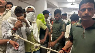 आरोपियों को लेकर जाती पुलिस। फोटो जागरण