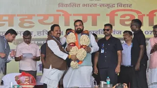 मुख्यमंत्री सम्राट चौधरी का सांसद प्रदीप कुमार सिंह ने मखाना की माला पहनाकर किया स्वागत। फोटो जागरण