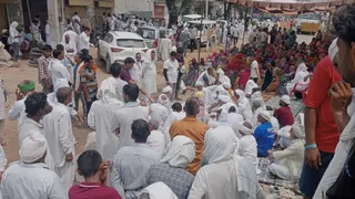 पानी की मांग पर हाइवे पर टेंट तानकर बैठे ग्रामीण (फोटो: जागरण)