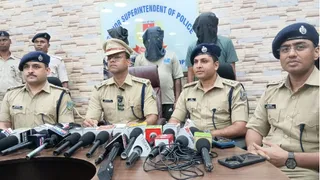 हिमांशु हत्याकांड को लेकर आयोजित प्रेस वार्ता में जानकारी देते एसएसपी डॉ. एहतेशाम वकारिब व पीछे नकाबपोश आरोपित।