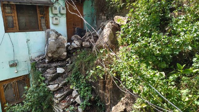कुल्लू में पहाड़ से मौत बरसा रहे पत्थर, घटीगढ़ में भूस्खलन से सड़क बंद; जान जोखिम में डाल रोड पार करने को लोग मजबूर
