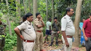 घटनास्थल की जांच करती पुलिस