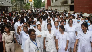 नर्स से मारपीट के आरोप के बाद भड़का विवाद