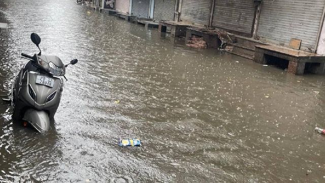 Punjab Weather: पंजाब में तेजी से बदला मौसम, कई जिलों में हुई झमाझम बारिश; उमस ने भी किया परेशान
