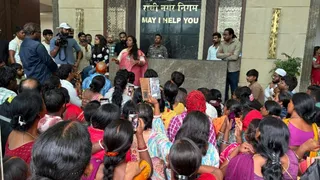नगर निगम कार्यालय पर दुकानदारों का धरना