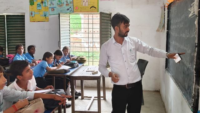 एग्जाम के लिए मोबाइल में देखकर ब्लैकबोर्ड पर लिखे सवाल, बिहार के सरकारी स्कूलों के सिस्टम की खुली पोल
