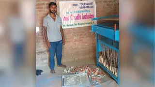 मोमबत्ती तैयार करता युवक। जागरण
