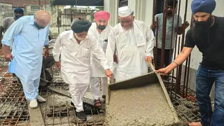 गुरुद्वारा श्री गुरुसिंह सभा के लंगर हाल में लिंटर डाले जाने के दौरान कारसेवा करते गुरप्रीत सिंह बग्गा के साथ पूर्व सभासद मोहर्रम अली पप्पू। सौ. कमेटी