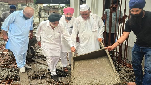 लंगर भवन के निर्माण में सिख जुटे तो मुस्लिम भी पीछे न हटे... सौहार्द का परिचय दे कार सेवा में लिया भाग
