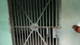 वनकर्मियों को बंधक बना हाजत से छुड़ाए आरोपी; जब्त 4 हाईवा भी लूटे।