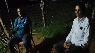 रात में गांव पहुंचने पर शाखा प्रबंधक एवं मैसेंजर को ग्रामीणों ने घेरा।