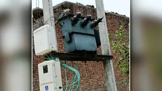 गंगुरा गांव में खराब पड़ा ट्रांसफार्मर। जागरण
