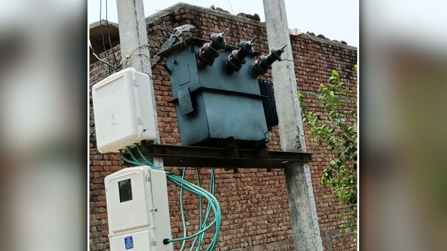 'बिल संभल में, बिजली बदायूं से...' अधिकारियों के फुटबॉल बने इन 53 गांवों के ग्रामीण, महीनों से अंधेरा

