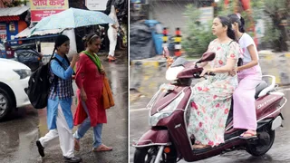 बारिश में भीगतीं युवतियां। जागरण