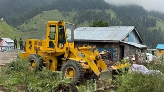 एसडीएम संदीप कुमार की अगुवाई में चली मुहिम, अवैध ढांचे ध्वस्त, फसल भी हटाई गई।