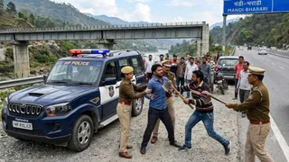 बिलासपुर में पुलिस के सामने व्यक्ति पर कुल्हाड़ी से हमला कर दिया गया। (फोटो एआई से बनाया है)