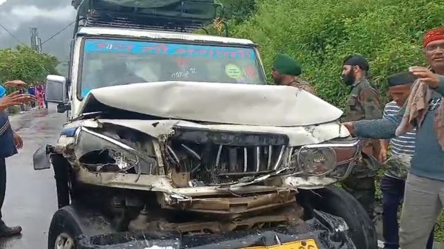 बदरीनाथ राजमार्ग पर कर्णप्रयाग में बस और मैक्स की टक्कर, दो महिलाएं घायल
