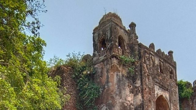 पलामू किला में पर्यटकों के लिए बदले नियम: अब बाइक से एंट्री पर बैन, गाइड के साथ ही घूम सकेंगे वन क्षेत्र 
