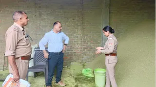 घटिया सौफ में सिंथेटिक रंग मिलाए जाने की सूचना पर जांच करती खाद्य सुरक्षा एवं औषधि विभाग की टीम। सौ. सूचना विभाग