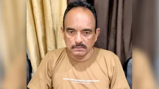 पकड़ा गया दारोगा कृष्ण पाल सिंह। स्रोत टीम