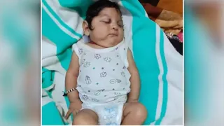बरेली में ठेले के नीचे मिला बच्चा