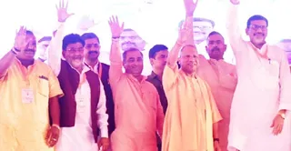सीआइसी के मंच पर पहुंचने पर लोगों को अभिवादन करते सीएम योगी आदित्यानाथ व अन्य जन प्रतिनिधि। जागरण
