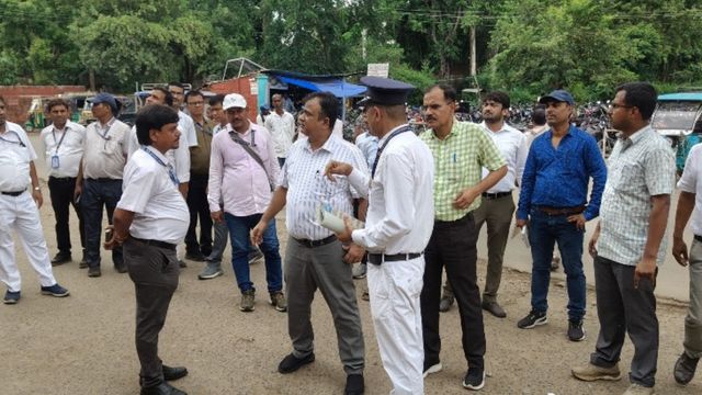 दानापुर रेल मंडल के ADRM ने किया झाझा स्टेशन का व्यापक निरीक्षण, कोच इंडिकेटर और नेम प्लेट पर उठाए सवाल
