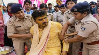 दूल्हे को हिरासत में लेती धनबाद पुलिस। (एआइ फोटो)