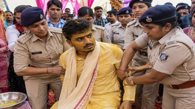 दूल्हे को हल्दी के मंडप से उठा ले गई धनबाद पुलिस, 7.5 लाख लेकर दूसरी लड़की से शादी रचाने की थी तैयारी