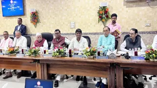 धनबाद रेल मंडल संसदीय समिति की बैठक में भाग लेते सांसद ढुलू महतो, बीडी राम, चंद्रप्रकाश चौधरी, कालीचरण सिंह और अन्य। (फोटो जागरण)