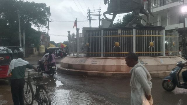 Etah Weather: जिलेभर में दिनभर रुक-रुककर बारिश, गर्मी और उमस से मिली राहत, धान उत्पादक किसान खुश