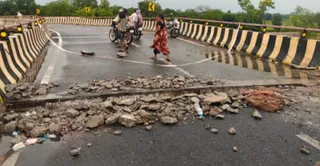 शुकुरुल्लाहपुर ओवरब्रिज पर जोड़ खुलने से रोका गया रास्ता। जागरण