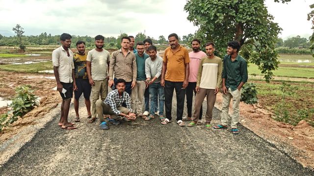 गढ़वा में उद्घाटन से पहले ही दरकने लगी सड़क, निर्माण की गुणवत्ता पर उठे सवाल; जांच की मांग
