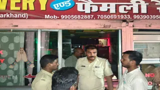 होटल में छापेमारी करती गिरिडीह पुलिस। (फोटो जागरण)