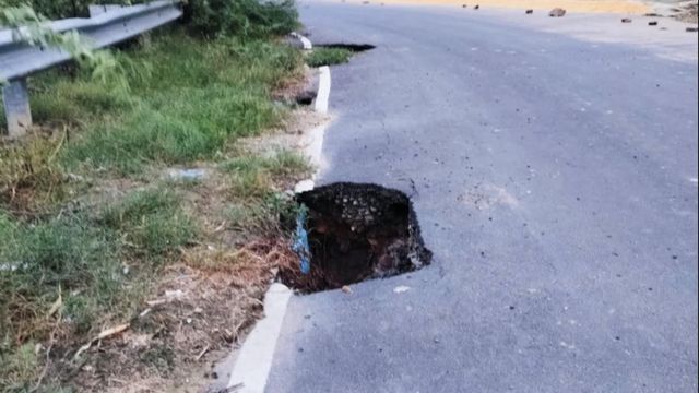 मैनपुरी में पहली बारिश में ही खुली ठेकेदार की पोल, ईशन नदी पुल के पास धंसी सड़क; हादसे का बढ़ा खतरा