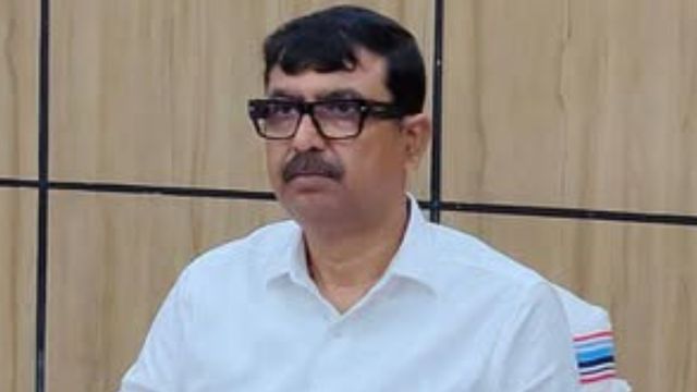 जमुई के 'कूल' DM के सामने क्लर्क ने बोला झूठ, खुली पोल तो चढ़ा पारा; सैलरी पर लगी रोक
