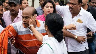 ममता ने घर के बाहर 3 लोगों को थप्पड़ मारा। (यह तस्वीर एआई द्वारा बनाई गई है )