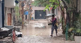 नन्हें पार्क कॉलोनी में बारिश के बाद जगह जगह सड़कपर भरा पानी और कीचड़ युक्त सड़क।
