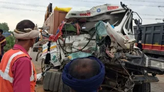 2 ट्रेलरों की टक्कर में चालक की मौत; इंजन में बुरी तरह फंसा शव