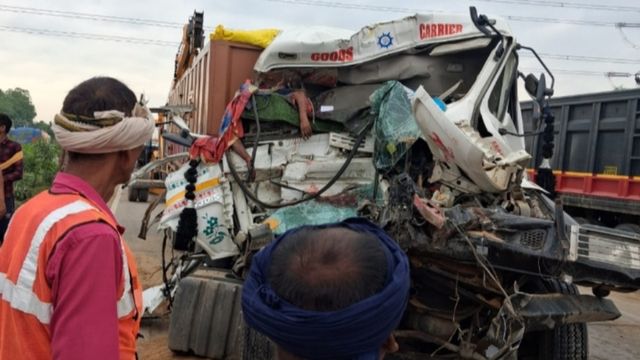 पटना-बक्सर NH पर हादसा, 2 ट्रेलरों की टक्कर में चालक की मौत; इंजन में बुरी तरह फंसा शव
