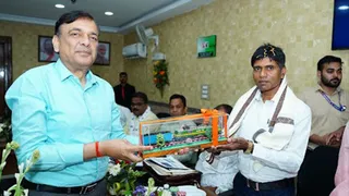 मंडल संसदीय समिति की बैठक में संजय सेठ के प्रतिनिधि शैलेन्द्र शर्मा को प्रतीक चिन्ह देते डीआरएम धनबाद। जागरण