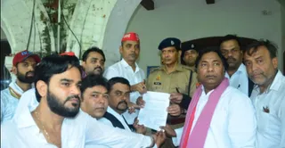 ज्ञापन देते सपा युवजन सभा के पदाधिकारी। युवजन सभा