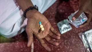 मरीजों को इलाज के साथ-साथ गंभीर आर्थिक परेशानियों का भी सामना करना पड़ रहा है। प्रतीकात्मक तस्वीर