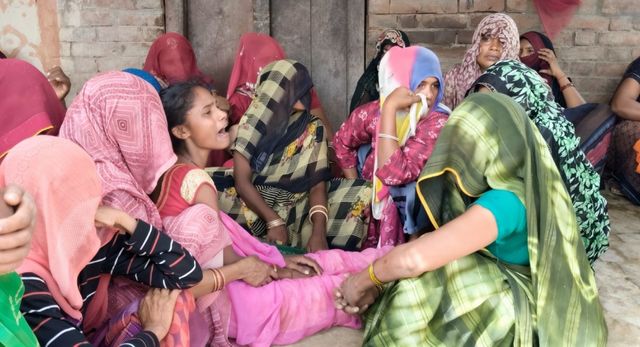 कौशांबी में बिजली का पोल गिरने से बालक की मौत, बहन गंभीर; पेड़ की डाल काटने के दौरान गिरे थे खंभे
