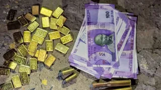 छापेमारी में एक करोड़ रुपये के जाली नोट, 13 लाख नकद, 38 सोने के बिस्किट और हथियार बरामद हुए।